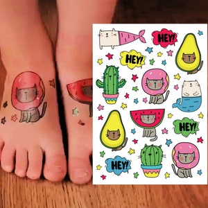 Trasferimenti temporanei di tatuaggi di gatti. Baby shower a tema cactus, festa di compleanno kawaii. Adesivi carini per il corpo dei bambini: ciambelle, sirene, avocado, anguria.