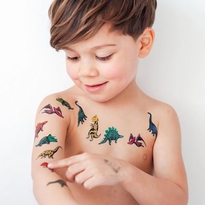Tymczasowe tatuaże Dinosaur Party. Duży zestaw naklejek na ciało szkieletów dinozaurów dla dzieci. Upominki na przyjęcie urodzinowe z dinozaurami, prezenty.