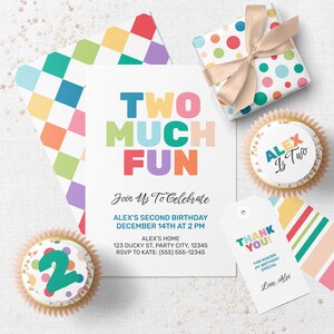 Può includere: Un invito per una festa di compleanno con le parole "TWO MUCH FUN" in lettere colorate. L'invito include i dettagli per il secondo compleanno di Alex. Altri elementi includono un regalo, cupcake e un'etichetta di ringraziamento.