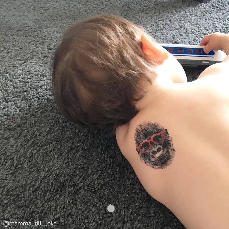 Azeeda Temporäres Tattoo ‚Stehender Gorilla‘ – Wasserfest & Hautfreundlich
