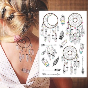 Tatuaggi temporanei trasferibili a forma di acchiappasogni. 3 grandi acchiappasogni boho, 3 frecce boho, 6 piume, adesivi per il corpo per bambini con amuleto tribale a forma di freccia.