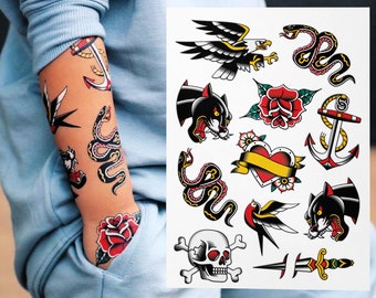 Temporäre Tattoo-Transfers im traditionellen Stil. Klassische Körperaufkleber im Retro-Stil. Piraten oder Vintage-Geburtstagsparty-Geschenke, Geschenke für Kinder.