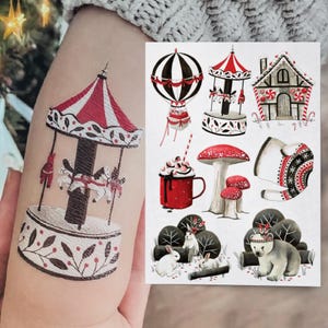 Puede incluir: Una hoja de tatuajes temporales con una variedad de diseños caprichosos, que incluyen un carrusel, un globo aerostático, una casa de jengibre, un hongo, un oso y un par de conejos. Los tatuajes son perfectos para agregar un toque de diversión y fantasía a cualquier ocasión.