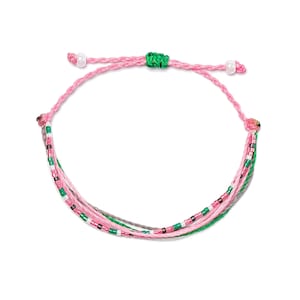 Op de afbeelding: Een meerkleurige armband in roze, groen en grijs met kleine kralen. De armband is vastgemaakt met een groene knoop.