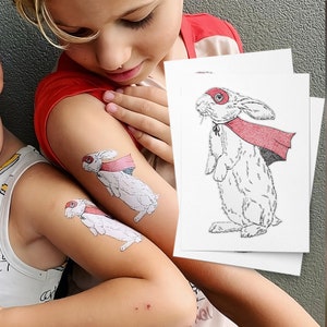 Tatuaggi temporanei del supereroe del coniglio bianco. Divertenti regali con coniglietto pasquale.