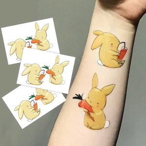 Trasferimenti di tatuaggi temporanei con coniglietti amore carote. Adesivi per il corpo dei bambini, 6 conigli in totale. Cesto pasquale, regali carini per i bambini. Bomboniere.