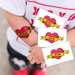 Tatuaggi temporanei trasferibili "Love Mom". Set di 3 tatuaggi finti per bambini. Regalo per la festa della mamma. Adesivi per il corpo perfetti anche come accessori per servizi fotografici per bambini piccoli!