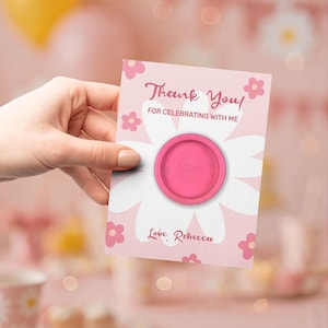 Może przedstawiać: Różowa i biała kartka z podziękowaniami z motywem stokrotki. Na karcie widnieje napis "Thank You! For Celebrating With Me" i "Love, Rebecca". Różowa, okrągła ozdoba znajduje się na środku stokrotki.