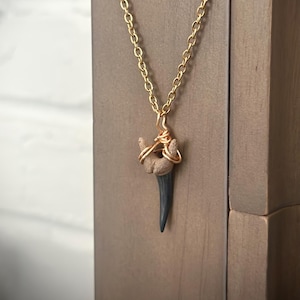 Fossil Shark Tooth Necklace – Sand Tiger Tooth Pendant for Protection & Strength, Coastal Gift for Him, Durable Beachwear Accessory