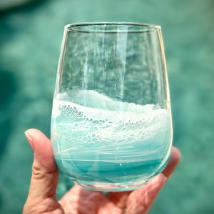 Stemless Wine Glass with Teal Resin Waves – 17 oz Beach Wine Glass, Coastal Glassware, Ocean-Inspired Handmade Gift, Beach House Drinkware