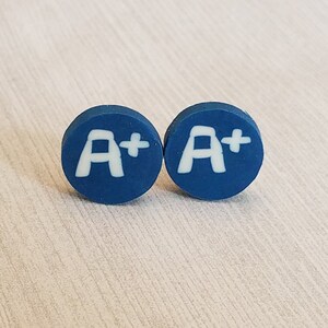 Brincos escolares azuis a + com prendedor, presente para professor, amigo, estudante, classe, cartão de relatório, formatura, presente divertido, festa de aniversário
