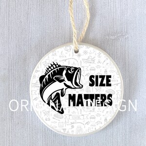 Op de afbeelding: Een witte keramische ornament met een zwart-witte illustratie van een vis en de tekst "Size Matters". De ornament is omringd door een patroon van visgerelateerde iconen.