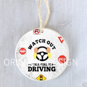 Grappig ornament Nieuwe bestuurder Dit meisje rijdt Rijbewijs Grappig cadeau Vakantie Kerstornament Ruilen Ruilen Aanwezig Vriend