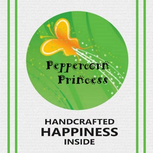 Op de afbeelding: Een groene cirkel met een gele vlinder en de tekst "Peppercorn Princess" in zwart. De tekst "HANDCRAFTED HAPPINESS INSIDE" staat onder de cirkel.