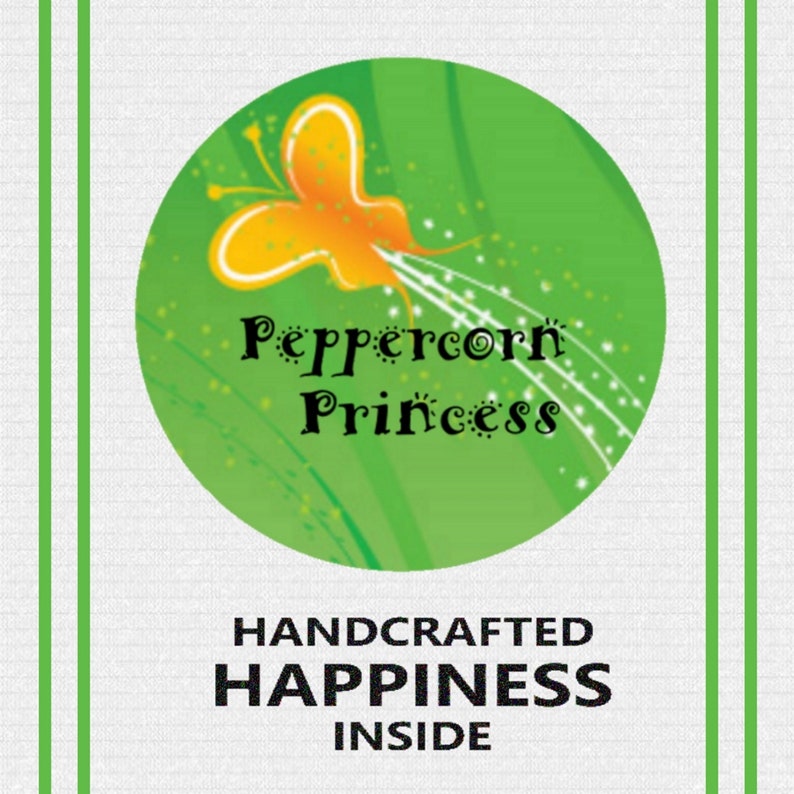 Op de afbeelding: Een groene cirkel met een gele vlinder en de tekst "Peppercorn Princess" in zwart. De tekst "HANDCRAFTED HAPPINESS INSIDE" staat onder de cirkel.