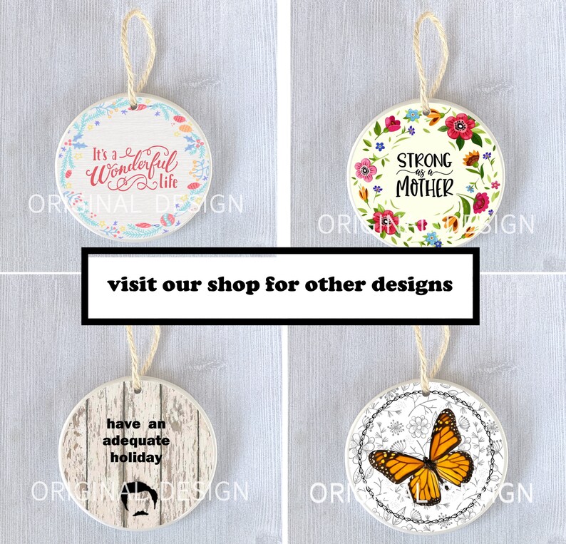 Op de afbeelding: Vier ronde keramische ornamenten met verschillende ontwerpen. De eerste ornament is wit met een roze bloemenkrans en de tekst "It's a Wonderful Life". De tweede ornament is wit met een roze, gele en blauwe bloemenkrans en de tekst "Strong as a Mother". De derde ornament is wit met een houtnerf achtergrond en de tekst "have an adequate holiday". De vierde ornament is wit met een zwart-witte bloemenkrans en een monarchvlinder.