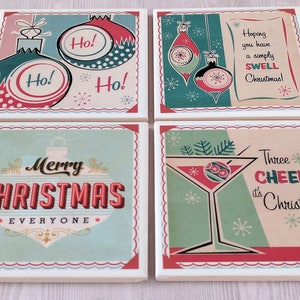 K&ouml;nnte beinhalten: Set aus vier quadratischen Untersetzern mit einem Vintage-Weihnachtsmotiv. Jeder Untersetzer zeigt ein anderes Design in den Farben Rot, Gr&uuml;n und Wei&szlig;. Die Designs beinhalten Ornamente, ein Martini-Glas und den Text "Ho!" und "Frohe Weihnachten an alle".