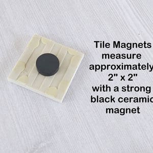 K&ouml;nnte beinhalten: Ein wei&szlig;er Keramik-Fliesenmagnet mit einem schwarzen Keramikmagneten. Die Fliese misst etwa 5 cm x 5 cm. Fliesenmagnete messen etwa 5 cm x 5 cm mit einem starken schwarzen Keramikmagneten.