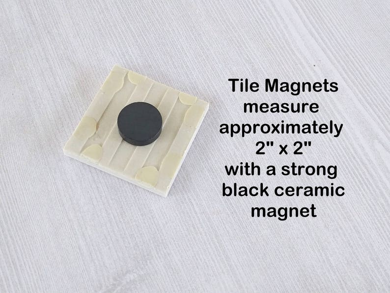 K&ouml;nnte beinhalten: Ein wei&szlig;er Keramik-Fliesenmagnet mit einem schwarzen Keramikmagneten. Die Fliese misst etwa 5 cm x 5 cm. Fliesenmagnete messen etwa 5 cm x 5 cm mit einem starken schwarzen Keramikmagneten.