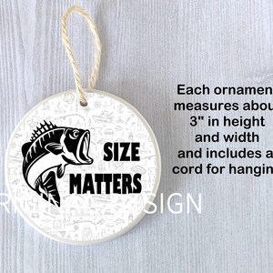 Op de afbeelding: Witte keramische ornament met een zwart-witte illustratie van een vis en de tekst "SIZE MATTERS". De ornament is 7,6 cm hoog en breed en heeft een koord om op te hangen.
