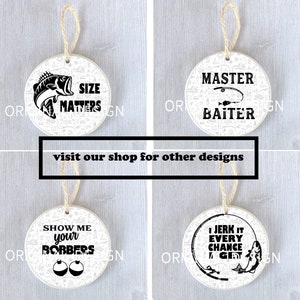 Op de afbeelding: Vier witte keramische ornamenten met zwarte tekst en afbeeldingen. De ornamenten bevatten spreuken met een vis-thema, waaronder "Size Matters", "Master Baiter", "Show Me Your Bobbers" en "I Jerk It Every Chance I Get".