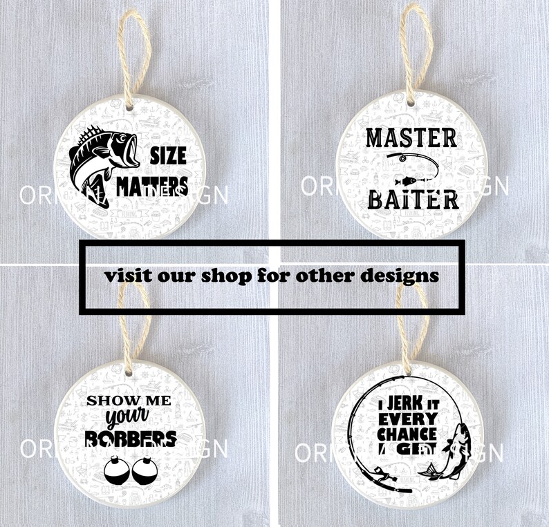 Op de afbeelding: Vier witte keramische ornamenten met zwarte tekst en afbeeldingen. De ornamenten bevatten spreuken met een vis-thema, waaronder "Size Matters", "Master Baiter", "Show Me Your Bobbers" en "I Jerk It Every Chance I Get".