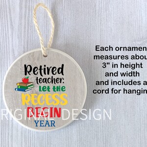 Op de afbeelding: Een witte keramische ornament met een houtnerf achtergrond. Het heeft een rode appel, een stapel boeken en de tekst "Gepensioneerde leraar: Laat de pauze beginnen". De ornament is 7,6 cm hoog en breed en heeft een koord om op te hangen.