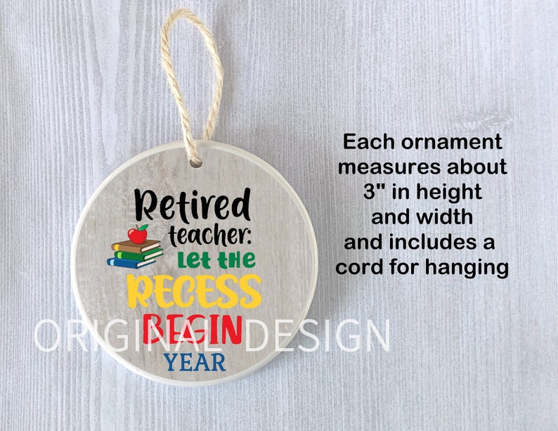 Op de afbeelding: Een witte keramische ornament met een houtnerf achtergrond. Het heeft een rode appel, een stapel boeken en de tekst "Gepensioneerde leraar: Laat de pauze beginnen". De ornament is 7,6 cm hoog en breed en heeft een koord om op te hangen.