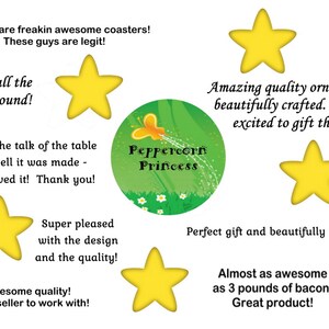 Op de afbeelding: Vijf gele stervormige beoordelingen met positieve recensies over een handgemaakte onderzetter met een groene vlinder en de tekst "Peppercorn Princess".