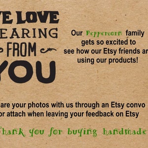 K&ouml;nnte beinhalten: Text auf braunem Hintergrund, der "We love hearing from you." lautet. Der Text "Our Peppercorn family gets so excited to see how our Etsy friends are using our products!" ist ebenfalls enthalten. Der Text "Share your photos with us through an Etsy convo or attach when leaving your feedback on Etsy" ist enthalten. Der Text "Thank you for buying handmade!" ist ebenfalls enthalten.