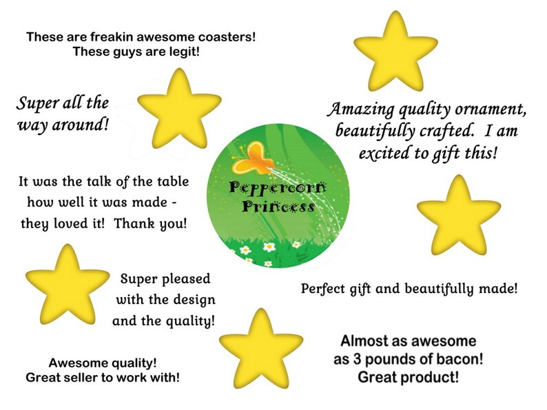 Op de afbeelding: Vijf gele stervormige beoordelingen met positieve recensies over een handgemaakte onderzetter met een groene vlinder en de tekst "Peppercorn Princess".