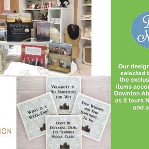 Op de afbeelding: Een set van vier onderzetters met citaten uit de populaire tv-serie Downton Abbey. De onderzetters zijn wit met een blauw en grijs patroon en bevatten het Downton Abbey-logo. De citaten op de onderzetters zijn: "What is a week-end?", "Vulgarity is no substitute for wit", "Don't be defeatist, dear. It's terribly middle class", and "Stop whining and find something to do."