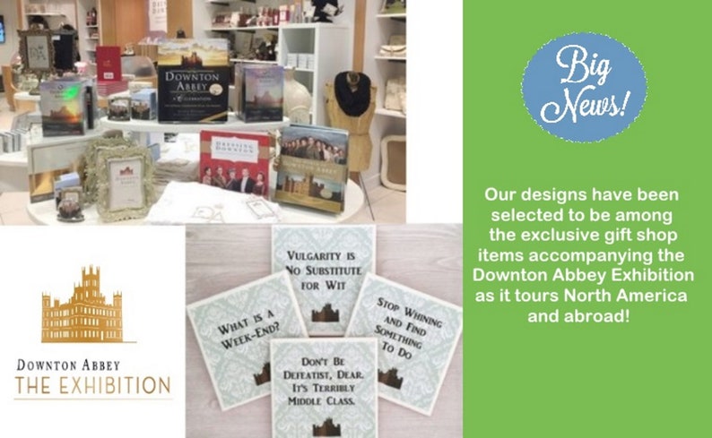 Op de afbeelding: Een set van vier onderzetters met citaten uit de populaire tv-serie Downton Abbey. De onderzetters zijn wit met een blauw en grijs patroon en bevatten het Downton Abbey-logo. De citaten op de onderzetters zijn: "What is a week-end?", "Vulgarity is no substitute for wit", "Don't be defeatist, dear. It's terribly middle class", and "Stop whining and find something to do."