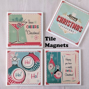 K&ouml;nnte beinhalten: Vier quadratische Keramik-Magnete mit Weihnachtsmotiv. Die Fliesen zeigen Retro-Illustrationen eines Cocktailglases, von Weihnachtskugeln und Text, der lautet "Three Cheers it's Christmas!" "Merry Christmas Everyone" "Ho! Ho! Ho!" und "Hoping you have a simply SWELL Christmas!"