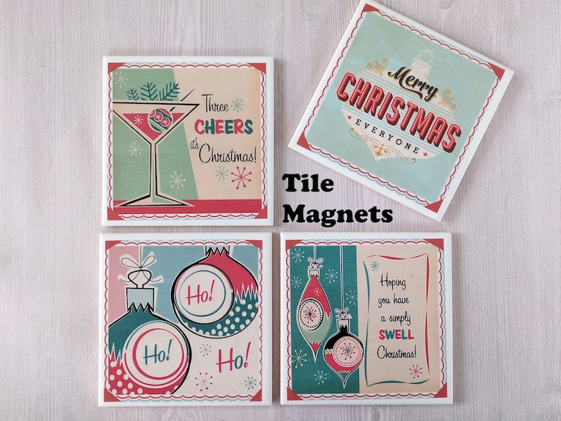 K&ouml;nnte beinhalten: Vier quadratische Keramik-Magnete mit Weihnachtsmotiv. Die Fliesen zeigen Retro-Illustrationen eines Cocktailglases, von Weihnachtskugeln und Text, der lautet "Three Cheers it's Christmas!" "Merry Christmas Everyone" "Ho! Ho! Ho!" und "Hoping you have a simply SWELL Christmas!"