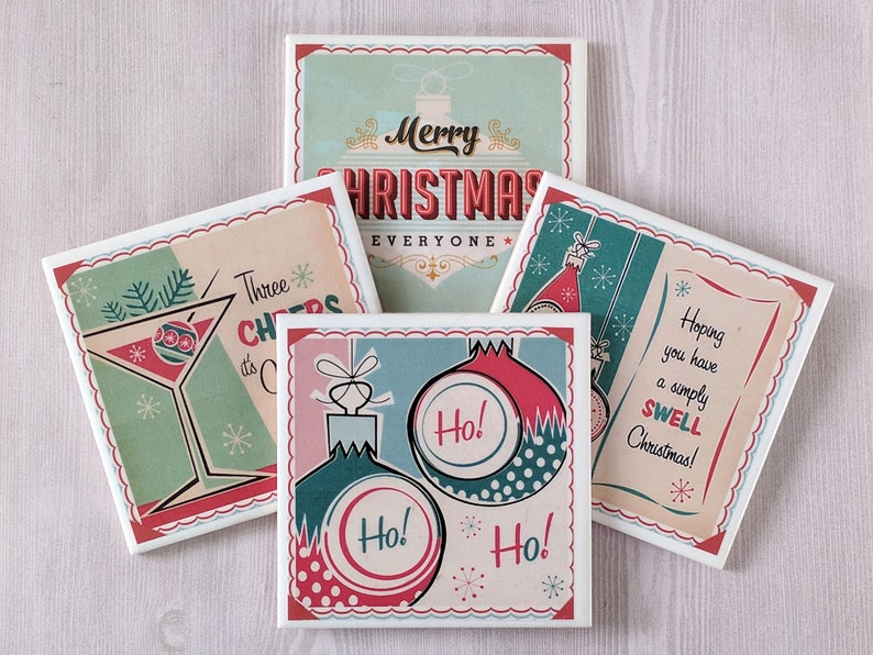 K&ouml;nnte beinhalten: Set aus vier quadratischen Untersetzern aus Keramik mit einem Vintage-Weihnachtsmotiv. Jeder Untersetzer zeigt ein anderes Design in den Farben Rot, Gr&uuml;n und Wei&szlig;. Die Designs beinhalten ein Martini-Glas mit einem Weihnachtsbaumschmuck, einen Weihnachtsbaumschmuck mit dem Wort "Ho!" darauf, einen Weihnachtsbaumschmuck mit dem Text "Frohe Weihnachten an alle" und einen Weihnachtsbaumschmuck mit dem Text "Ich hoffe, Sie haben ein einfach gro&szlig;artiges Weihnachtsfest!"