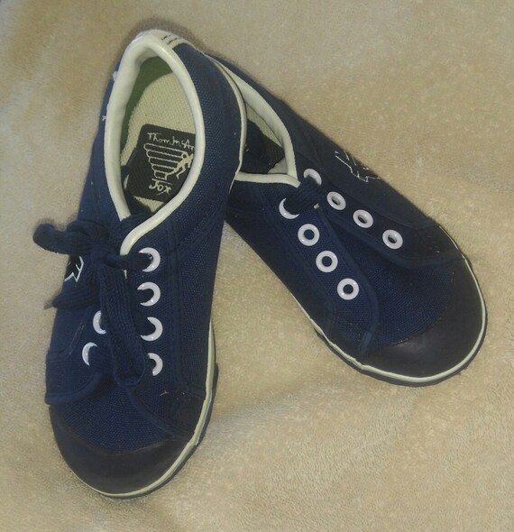 dark blue tennis shoes