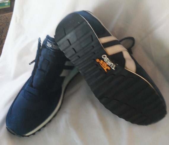 boys navy blue tennis shoes