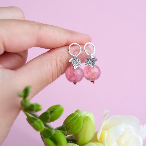 Puces d'oreilles en verre rose travaillé au chalumeau