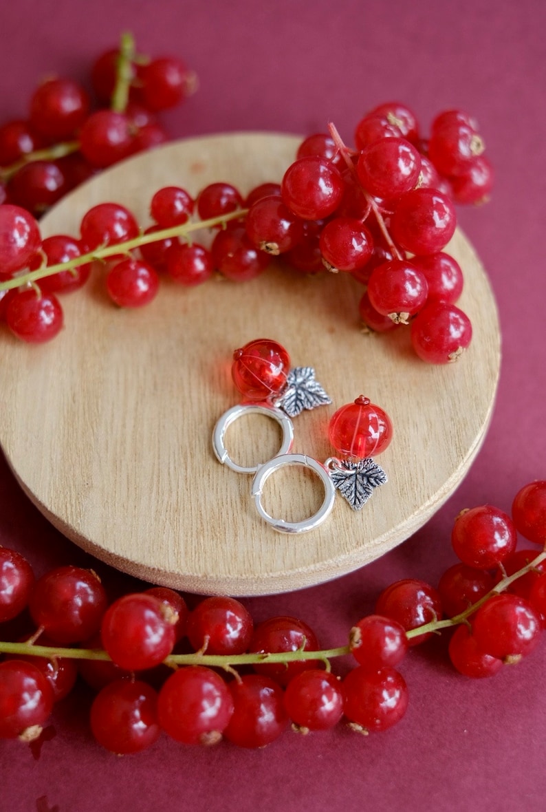 Red currant lampwork glass hoop earrings murano glass berry jewellery zdjęcie 2