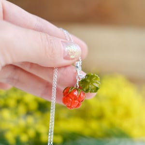 Glazen hanger met bergframbozen; Bessenhanger van muranoglas