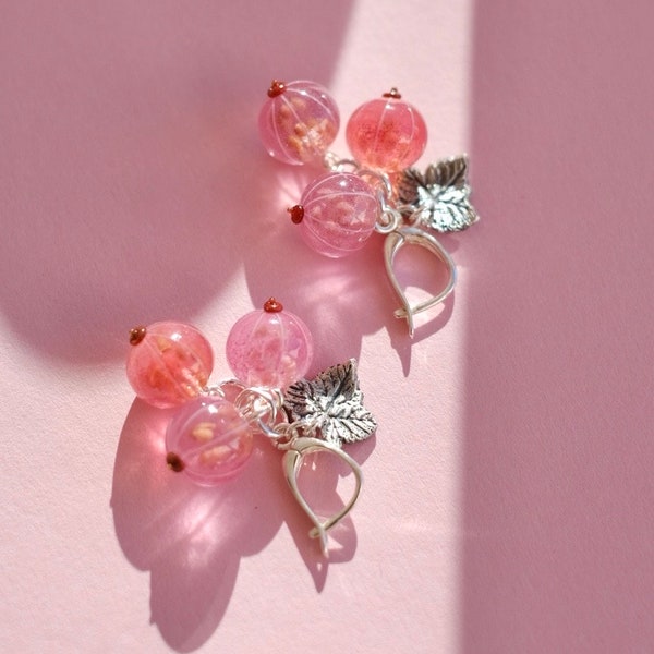 Boucles d'oreilles en verre rose groseille au chalumeau ; bijoux baies en verre de murano