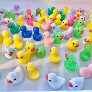Patinho de resina minúsculo, pato com óculos de sol – estatueta de pato em miniatura, companheiro de mesa, decoração de jardim de fadas, presente fofo colecionável