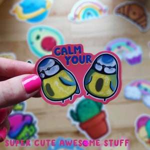 Sticker Calm Your Tits - Sticker découpé 3,5 pouces - Sticker mignon boule de neige - Stickers ordinateur portable - Sticker pour téléphone - Birb kawaii - Jolies nichons bleus