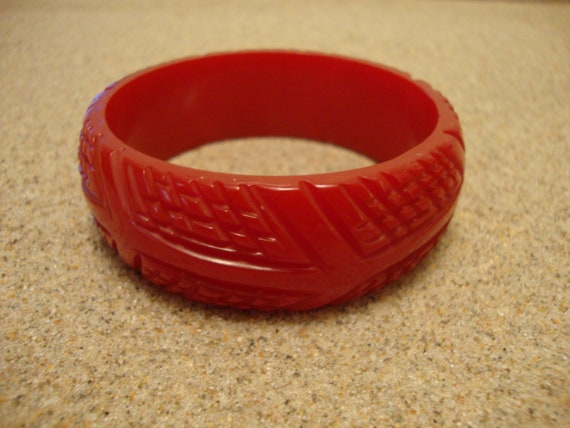 Vintage 1" Bakelite Bracelet! Cherry Red w/ Cool … - image 7