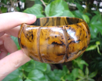 Beautiful Vintage Marbled End of Day Bakelite Bracelet! Vertical Slash Carvings!