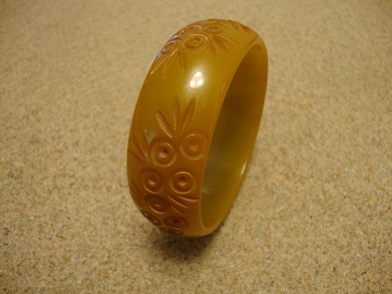 Vintage Semi Translucent Chartreuse Bakelite Brac… - image 4