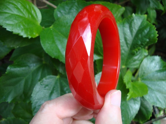 Beautiful Vintage 3/4" Cherry Red Bakelite Bracel… - image 3