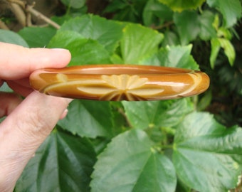 Vintage Jade Green Bakelite Bracelet w/ Brown Overdye and Flower/Leaf Carvings!!