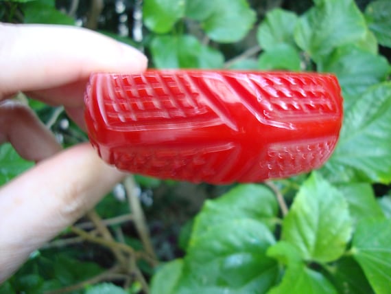 Vintage 1" Bakelite Bracelet! Cherry Red w/ Cool … - image 1
